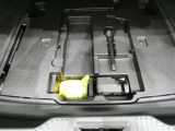 最近はパンク修理キットが標準ですね。タイヤの無い分軽量化と収納スペース確保できますね。