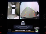 フロントグリル、ドアミラー、リヤゲートに装着したカメラの映像をインフォメーションディスプレイの大画面で確認可能です。