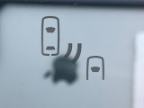 【ブラインドスポットモニター】走行中、ドアミラーの死角になりやすい箇所に後続車が接近するとサイドミラーのレンズに警告を表示!ドライバーに注意喚起をしてくれます。