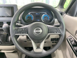 インテリアに合わせたデザインのステアリングは、運転される方のことも考え、運転しやすい形状、大きさです。是非一度、実際に触ってお確かめください。