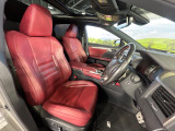【専用スポーツシート】ホールド性に優れ、カーブ時の体が流れを抑制してくれます。また、体にフィットするから腰や背中が疲れにくく、ロングドライブや高速走行でも快適にお過ごしいただけます♪