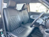 運転席まわりには十分なスペースがあり、大柄な方でもゆったり運転していただける環境です。