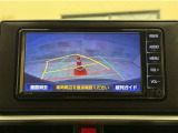 バックガイドモニター付きです。車の後方に小型カメラが付いており、バックする際の後方の様子をモニター上に表示します。