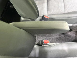 【アームレスト】運転中の身体の負担を軽減してくれるアームレストを装備♪
