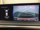 【バックガイドモニター】後方の映像をナビ画面に表示するだけでなく、ステアリング操作に連動して動くガイド線も同時に表示!予想進路の確認をしながら後退できるので便利です!