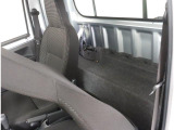 運転席・助手席後部にはグランドキャブならではのスペースがあります。