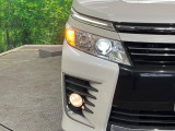 【LEDヘッドライト】悪天候や夜間走行時も良好な視界を確保し安心して運転できる高輝度LEDヘッドライトを装備!点灯速度が早く、消費電力も抑えられています。