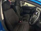 運転席の画像です。足元やシートまわりに余裕があり、リラックスした姿勢で運転が可能です。視界も良好で操作系へのアクセスもしやすく、快適で安心感のあるドライブをサポートします。