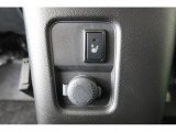 【シートヒーター】運転席、シートヒーターを装備☆寒い朝にはシートをじんわり温めてくれてドライブも快適ですよ☆エアコンの暖房より早く温まってくれるので重宝☆スイッチon・off操作簡単