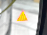 【ブラインドスポットモニター】走行中、ドアミラーの死角になりやすい箇所に後続車が接近するとサイドミラーのレンズに警告を表示!ドライバーに注意喚起をしてくれます。