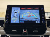 真上から見下ろしたような視点で車とその周囲を確認出来る画面と、車両後方を映し出すバックモニター画面の2つを表示してくれます。
