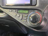 【オートエアコン】一度お好みの温度に設定すれば、車内の温度を検知し風量や温度を自動で調整。暑い&hellip;寒い&hellip;と何度もスイッチ操作をする必要はありません。快適な車内空間には必須の機能ですね♪