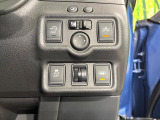 【電動格納ミラー】サイドミラーは電動格納式となっており、狭い駐車場でもキズがつくリスクを抑えられます。