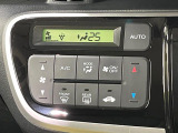 【オートエアコン】一度お好みの温度に設定すれば、車内の温度を検知し風量や温度を自動で調整。暑い&hellip;寒い&hellip;と何度もスイッチ操作をする必要はありません。快適な車内空間には必須の機能ですね♪