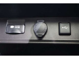 最大消費電力100W以下の電気製品を使用できる100V・100W電源を装備。シェイバーの充電なども出来ますし、車内にあると便利ですね!アクセサリーソケットや転送/給電用のUSBポートも装備しています。