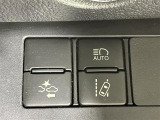 【衝突軽減ブレーキ(衝突軽減装置)】運転中に他のクルマとの衝突の危険をシステムが検知したとき、ブザーやブレーキが作動し、衝突被害軽減をサポートします!機能には限界があるためご注意ください。
