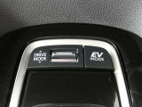 EVモードスイッチが付いています。早朝・深夜の住宅街や屋内駐車場などで、騒音や排気ガスを気にすることなく走行できます♪