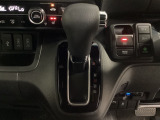 CVT車のセレクトレバーです。低速から高速まで、変速ショックのないスムーズな走りと、エンジン効率のよい領域を維持して燃費にも貢献します。サイドブレーキはスイッチ操作の電子制御パーキングブレーキです。