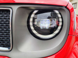印象的な丸型ヘッドライトデザイン。ひと目でJeepと分かるアイコニックなスタイルが、フロントフェイスに個性と存在感を与えています。無骨さの中に遊び心も感じられるデザインです。