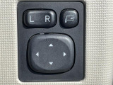 ◆【電動格納ミラー】運転席のスイッチで、ドアミラーの開閉や角度の調整ができます。