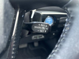 【レーダークルーズコントロール】アクセルを踏まなくても、設定した速度で走行できます。先行車との車間距離を適切に維持する追従走行の機能も有しています。機能には限界があるためご注意ください。