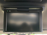 【12.1型フリップダウンモニター】大画面モニターで後席でもエンタメをお楽しみいただけます。小さなお子様にも大人気の装備です♪