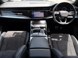 Audi正規ディーラーが高品質をお約束。高度な訓練・教育を受けたAudi専任メカニックが、100項目にもおよぶ精密な点検を実施。すべてクリアしたAudi車だけ、あなたのお手元に届けられるのです