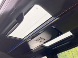【ガラスルーフ】ガラスルーフ搭載で車内の解放感が一気にアップ!開放的なドライブをお楽しみいただけます。