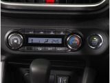 車内の温度を一定に調整するオートエアコンです。
