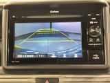 リバースギアに入れるだけで後方の表示へ切り替わります。夜間や雨の日の駐車も楽になりますよ。