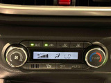 作動状態が一目でわかる液晶ディスプレイ付きAUTOエアコンを装備しています♪室内の温度を設定するとセンサーが室温を感知して、温度、風量を自動的にコントロ-ルして快適な空間を作ってくれます!
