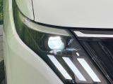 【LEDヘッドライト】悪天候や夜間走行時も良好な視界を確保し安心して運転できる高輝度LEDヘッドライトを装備!点灯速度が早く、消費電力も抑えられています。