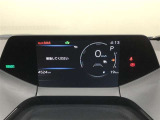 【トップマウントメーター】7インチディスプレイにミニマルなグラフィックメーターやLEDインジケーターを表示します。視線移動少なく表示が確認できる、運転に集中しやすい構成となっています。