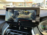 パノラミックビューモニター付きです。車両を上から見たような映像をディスプレイオーディオ画面に表示。運転席からの目視だけでは見にくい、車両周辺の状況をリアルタイムでしっかり確認できます。