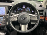 インテリアに合わせたデザインのステアリングは、運転される方のことも考え、運転しやすい形状、大きさです。是非一度、実際に触ってお確かめください。