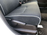 運転席シ-ト座面は上下アジャスタ-付です。お好みの位置に調整可能です。