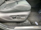 パワーシート搭載。微妙な調整が手軽にでき、最適なポジションで運転することが可能です。