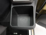 【カップホルダー】エアコン吹き出し口下部に設置されていますので使いやすさバッチリ!運転席から手の届くちょうどの位置です!