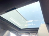 ●サンルーフ:開放感たっぷりの希少装備、サンルーフが装着されています!車内に明かりを取り入れたり景色を楽しむ以外にも、車内の空気も簡単に換気できて快適です!