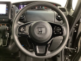 ハンドルにHondaセンシング系のクルーズコントロールやレーンキープアシストなどのスイッチと、オーディオの操作スイッチが装備されています。ハンドルから手を離さず安全に操作できます。