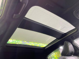 【パノラマルーフ】大型のガラスルーフ搭載で車内の解放感が一気にアップ!開放的なドライブをお楽しみいただけます。