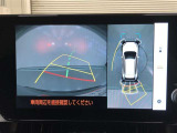 【パノラミックビューモニター(床下透過表示機能付)】クルマを上から見たような画像をディスプレイに表示し、運転席から確認しにくい箇所も確認できます。車両直下及びタイヤ付近のアンダーフロアの確認も可能です