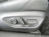 運転席のシート調整を電動で調整できます。無段階調整なので、どなたにもピッタリの調整が可能です。