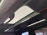 【ガラスルーフ】ガラスルーフ搭載で車内の解放感が一気にアップ!開放的なドライブをお楽しみいただけます。