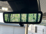 【デジタルインナーミラー】後席の大きな荷物や同乗者で後方が確認しづらい時でも安心!カメラが撮影した車両後方の映像をルームミラー内に表示。クリアな視界で状況の確認が可能です!