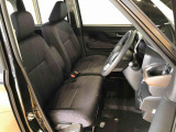 運転席の座面高さを調整できるシートリフターが付いています。フロントシートはベンチシートを採用で、座面も広く使い勝手もいいですよ♪