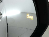 【BSM(ブラインドスポットモニター)】・・・隣の車線を走る車両をレーダーで感知。車両を感知するとドアミラーに搭載されたLEDインジケーターが点灯。
