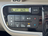 【オートエアコン】一度お好みの温度に設定すれば、車内の温度を検知し風量や温度を自動で調整。暑い&hellip;寒い&hellip;と何度もスイッチ操作をする必要はありません。快適な車内空間には必須の機能ですね♪