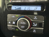 オートエアコン付きなので一度、気温を設定すれば自動的に過ごし易い温度に調整してくれますよ。 車内をいつでも快適空間にしてくれます。