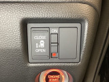 左側電動スライドドアは運転席からでも操作ができるように、ハンドル付近に開閉の操作スイッチが付いています。